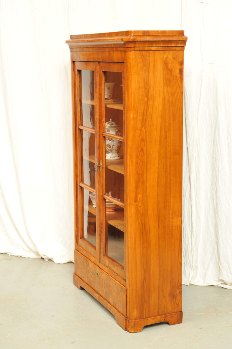 originaler Biedermeier Vitrinenschrank Esche furniert