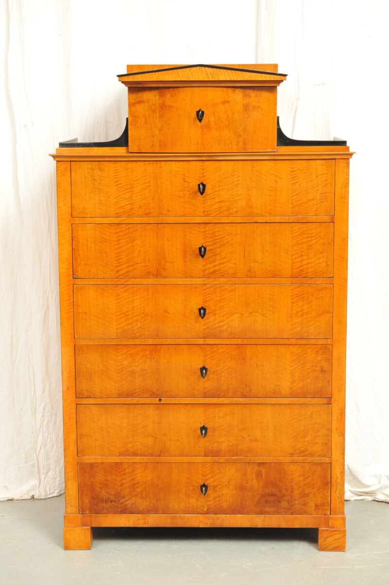 Chiffoniere Biedermeier Ahorn Riegel mit sieben Schubladen