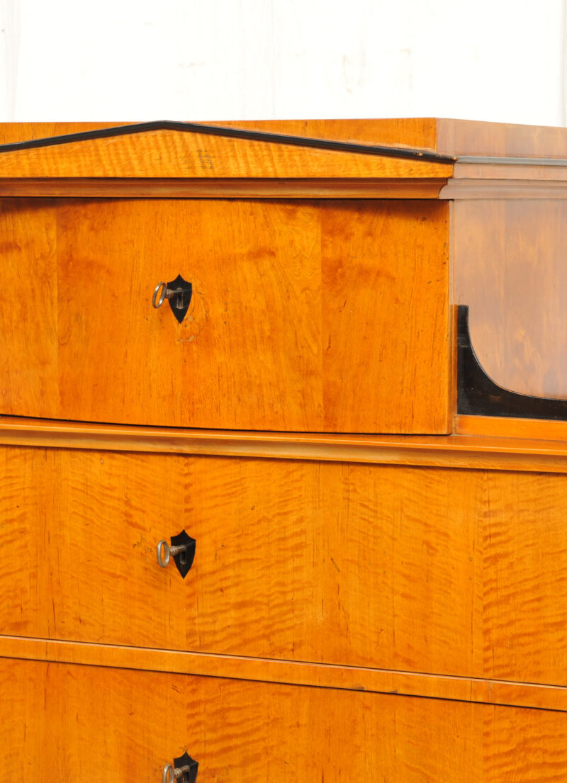 Detail Chiffoniere Biedermeier Ahorn Riegel mit sieben Schubladen